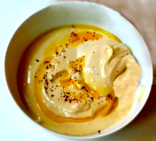 Knoblauch-Tahini-Dressing, eine nahrhafte und aromatische ayurvedische Sauce mit zufriedenstellendem Geschmack für gesunde Ernährung.
